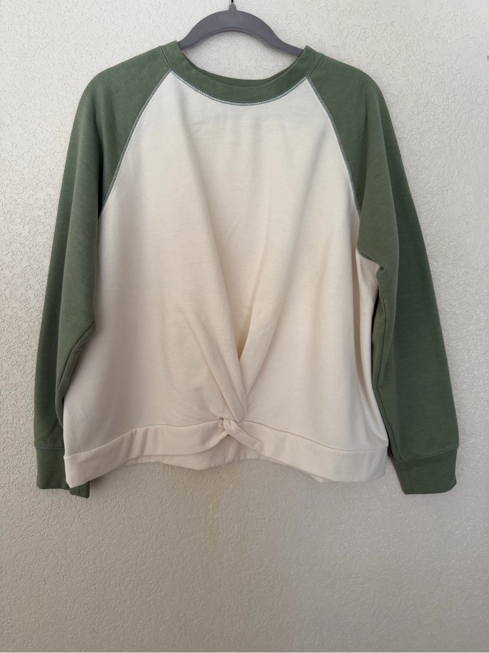 Eddie Bauer Sage Green&Cream Colorblock Twist Front Raglan Sweatshirt Women’s XL